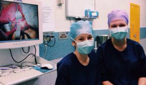 Links Mira Davidson en rechts Loles Hoogerland in het LUMC met links van hen de monitor waarop de nieroperatie nog te zien is.