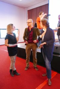Schrijfster Sanneke van Hassel (links) in gesprek met docenten Cor de Jong en Hanneke van Kleef